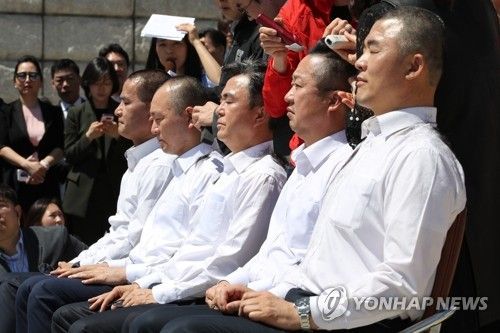 자유한국당 좌파독재저지특별위원장을 맡은 김태흠 의원을 비롯한 4명의 의원들과 지역 위원장이 지난5월2일 오전 국회 본청 앞에서 선거법 개정안과 고위공직자범죄수사처(공수처) 법안 패스트트랙(신속처리안건) 지정의 부당성을 알리는 삭발식을 하고 있다. [이미지출처=연합뉴스]