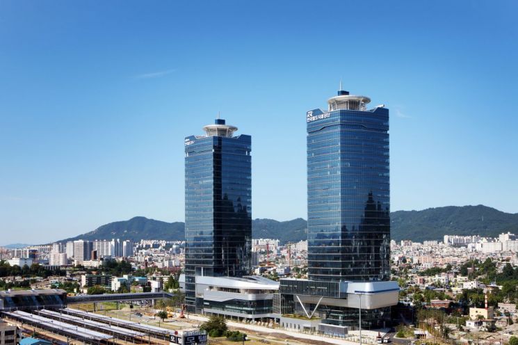 대전역에 위치한 철도 쌍둥이 빌딩 전경.  한국철도시설공단 제공