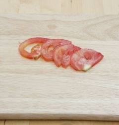 1. 토마토는 반으로 잘라 모양을 살려 0.5cm 두께로 썬다.