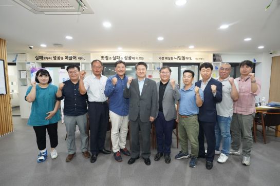 김학도 중기부 차관(왼쪽 다섯 번째)이 10일 서울 역삼동 팁스타운 S2 R캠프에서 열린 간담회에 참석해 재창업 경진대회 본선 진출자 등 관계자들과 기념촬영을 하고 있다.