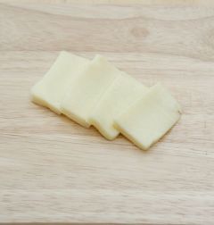 2. 모차렐라 치즈 100g은 토마토 크기로 썬다.