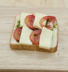 5. 토마토와 모차렐라 치즈를 식빵 위에 번갈아 가며 올린다.