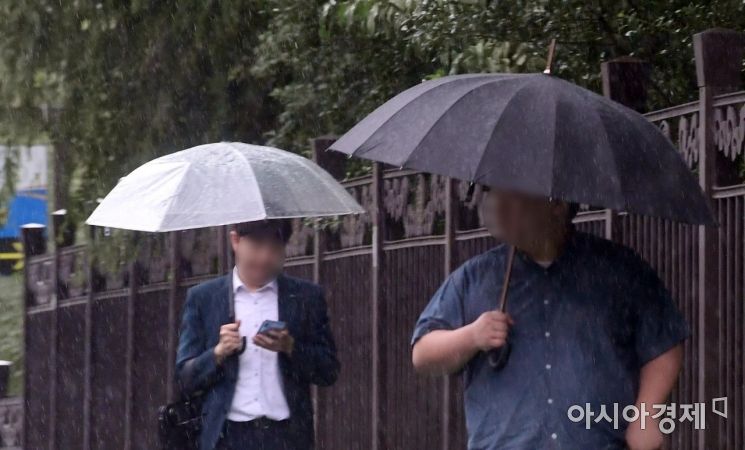 가을장마의 영향으로 비가 내린 10일 서울 강남구 거리에서 시민들이 발걸음을 재촉하고 있다./김현민 기자 kimhyun81@