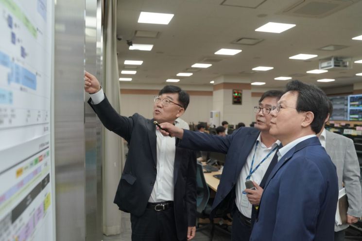 [포토]김광수 NH농협금융 회장, 연휴 전 IT 비상대응체계 점검