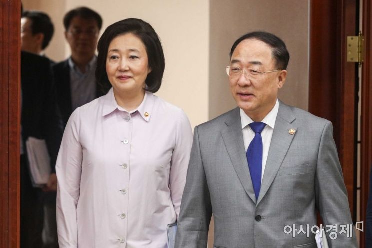 [포토]회의실 들어서는 홍남기 부총리-박영선 장관