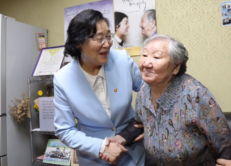 이정옥 여성가족부 장관(왼쪽)이 10일 오후 서울 마포구 평화의 우리집을 방문해 길원옥 할머니와 손을 잡고 인사하고 있다. (제공=여성가족부)