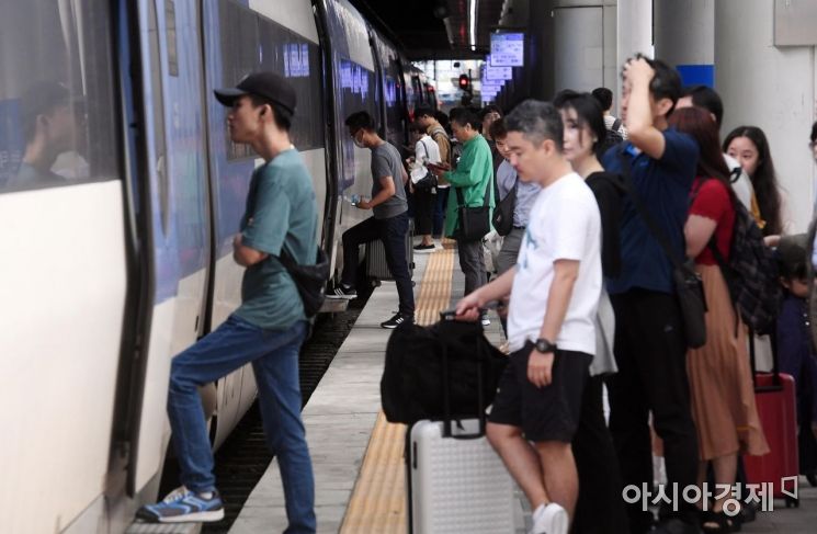 [포토] 귀성 열차에 오르는 시민들
