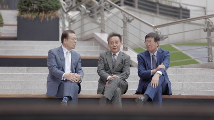 유튜브 '사장이 미안해'에서 권대욱 휴넷 회장(가운데)과 이강호 PMG 회장, 조환익 한국전력공사 전 사장이 대화를 나누고 있다.