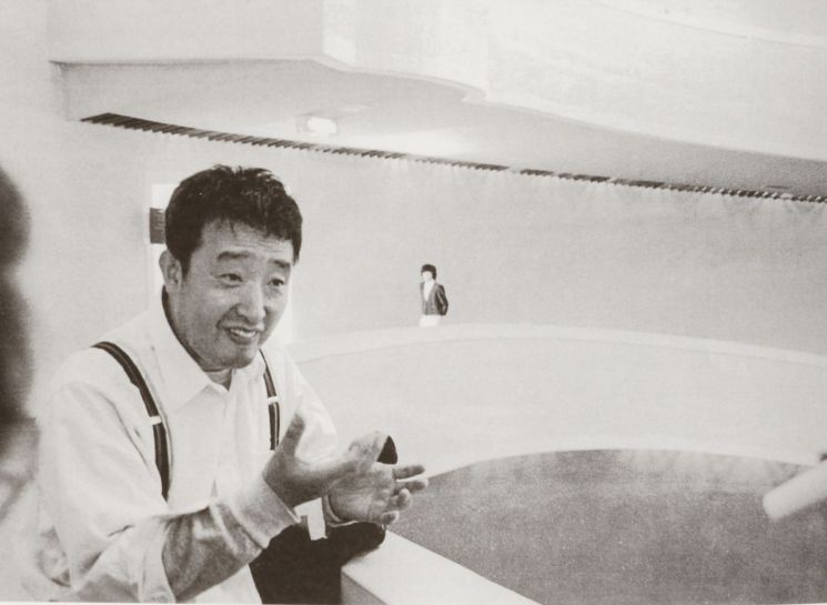 다다익선 설치를 구상하는 백남준(1987년)  [사진= 국립현대미술관 제공]