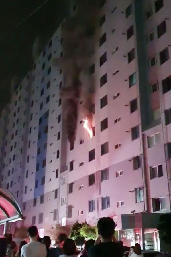 12일 오전 광주 광산구 한 아파트 5층에서 불이 나 검은 연기가 나고 있다. 이 불로 2명이 숨지고 4명이 부상을 입었으며 주민 수십명이 대피했다. [이미지출처=연합뉴스]