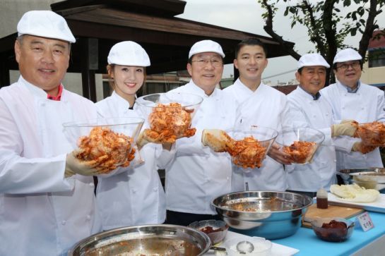 김원길 중소기업사랑나눔재단 부이사장, 오정연 아나운서, 김기문 중소기업중앙회 회장, 유현수 셰프(왼쪽부터) 등 봉사활동 관계자들이 서울 강서구 소재 요양시설인 '쟌쥬강의 집'을 방문해 독거노인들에게 제공할 음식을 만들면서 활짝 웃고 있다.