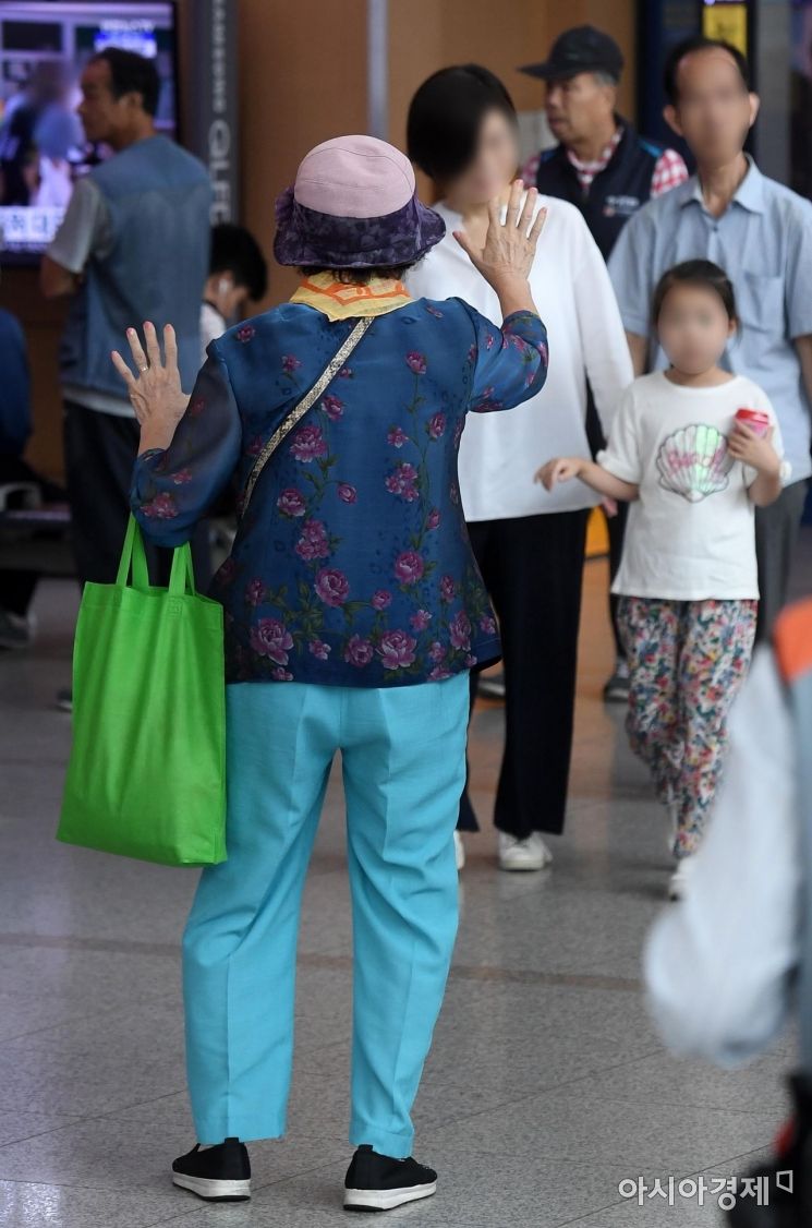 [포토] 손주 향해 인사하는 역귀성 할머니