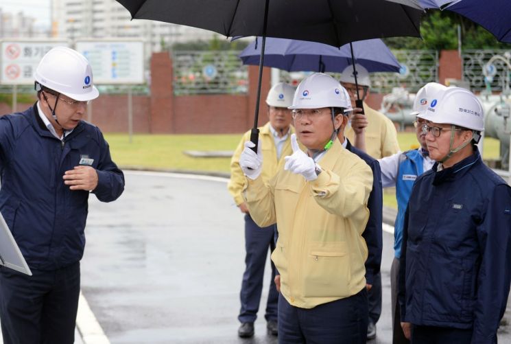 성윤모 산업통상자원부 장관이 추석을 맞아 가스시설을 점검하고 있다.