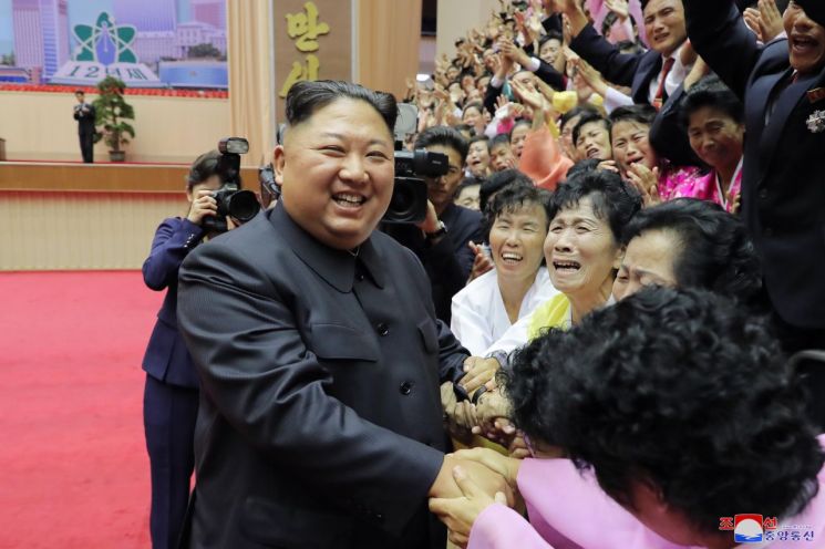 김정은 북한 국무위원장이 제14차 전국교원대회에 참석해 참가자들과 인사를 했다고 조선중앙통신이 지난 7일 보도했다.