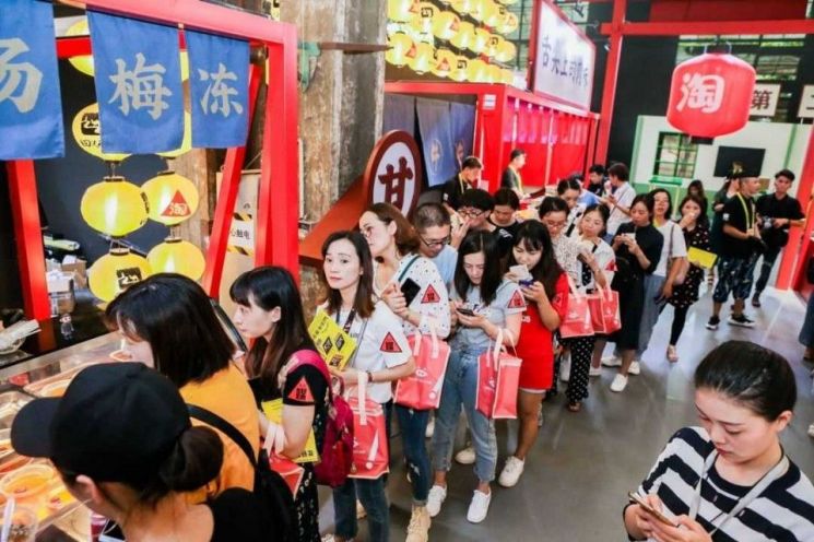 음식 부스 앞에 줄을 선 TMF 2019 관람객들. [사진 = 알리바바]