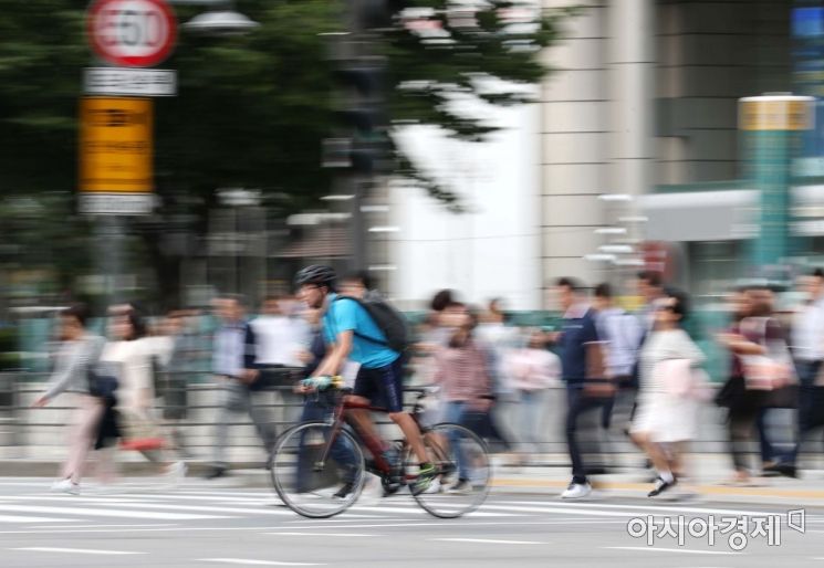 [포토]추석 연휴 끝... 분주한 출근길 발걸음 