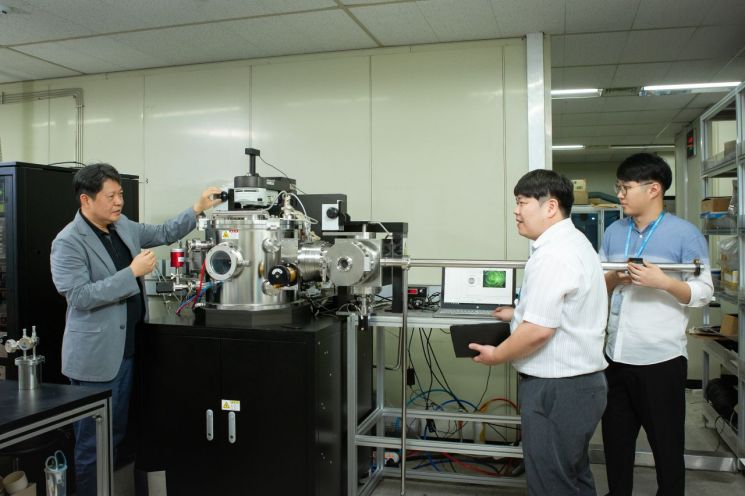 고온에너지시스템그룹 허훈 박사(왼쪽에서 첫 번째) 연구팀이 개발한 시스템을 점검하고 있다.