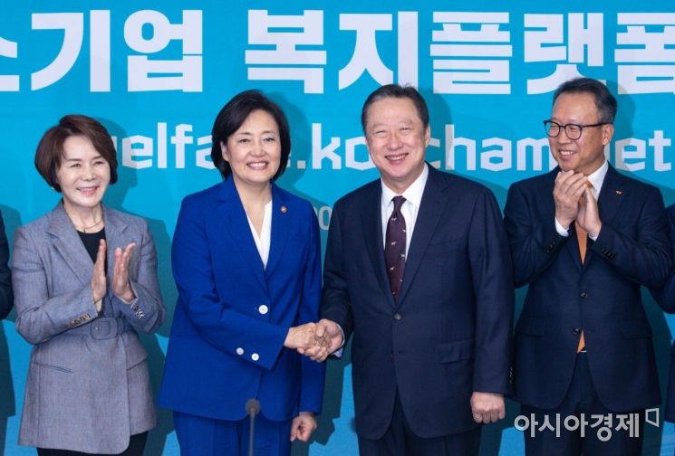 [포토]악수하는 박영선 장관-박용만 회장