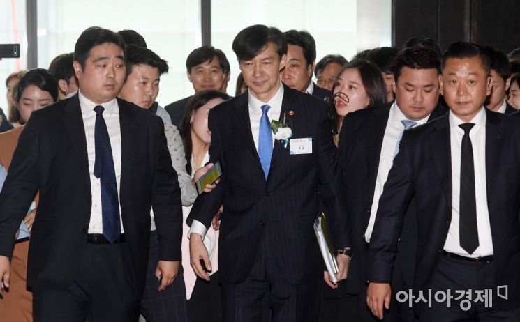 [포토] 기념식 들어서는 조국