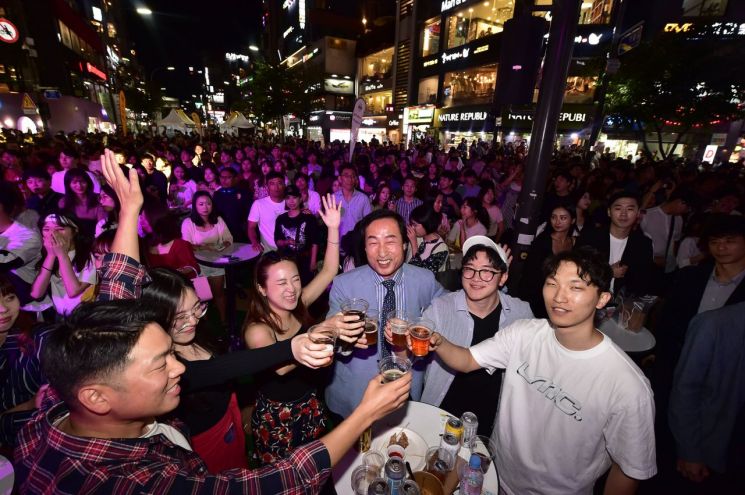 감성 한 줄, 맥주 한 잔... 제5회 신촌맥주축제 - 아시아경제 감성 한 줄, 맥주 한 잔... 제5회 신촌맥주축제