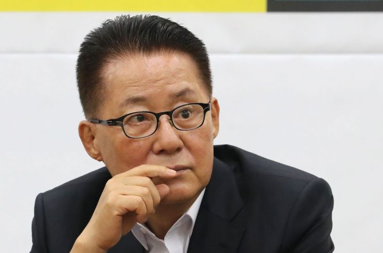 지난 12일 오전 국회에서 열린 비당권파 모임인 '변화와 희망의 대안정치연대'(대안정치) 회의에 참석한 박지원(77) 대안정치연대 의원이 잠시 생각에 잠겨있다/사진=연합뉴스