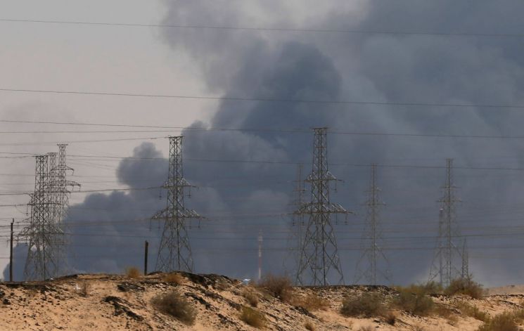 사우디아라비아 아브카이크에 있는 사우디 국영석유회사 아람코의 석유 탈황·정제 시설 단지에서 지난 14일(현지시간) 예멘 반군의 무인기 공격으로 화재가 발생, 연기가 치솟고 있다. (사진=연합뉴스)