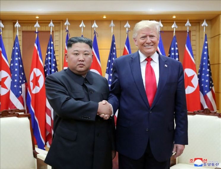 지난해 6월 30일 김정은 북한 국무위원장과 도널드 트럼프 미국 대통령이 판문점 남측 자유의집 VIP실에서 악수하고 있다.