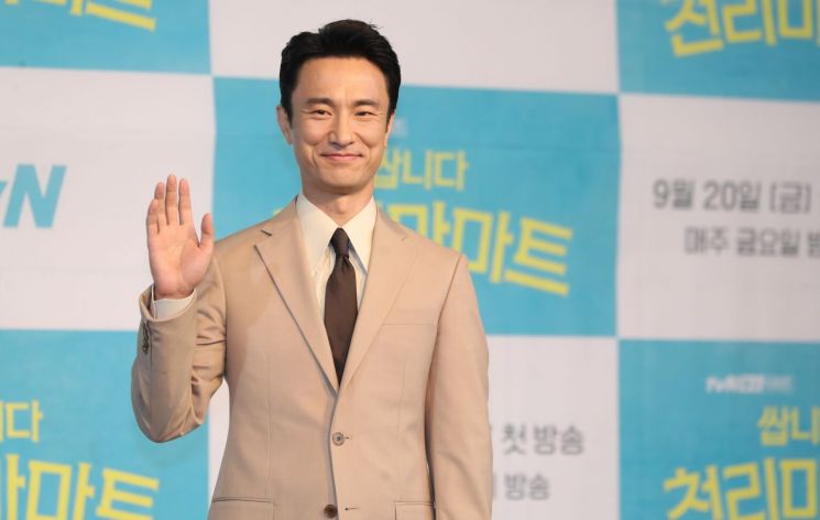 배우 김병철이 16일 서울 마포구 도화동 서울가든호텔에서 열린 tvN 새 금요드라마 '쌉니다 천리마마트' 제작발표회에서 포즈를 취하고 있다/사진=연합뉴스