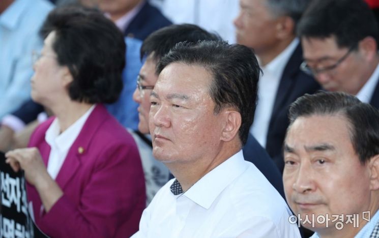 [포토]황교안 삭발식 바라보는 민경욱 