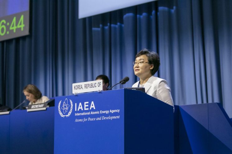 16일 오후(현지시간) 오스트리아 비엔나 국제원자력기구(IAEA) 본부에서 열린 제63차 IAEA 정기 총회에서 문미옥 과학기술정보통신부 제1차관이 171개 회원국 대표들이 모인 가운데 기조연설을 하고 있다.