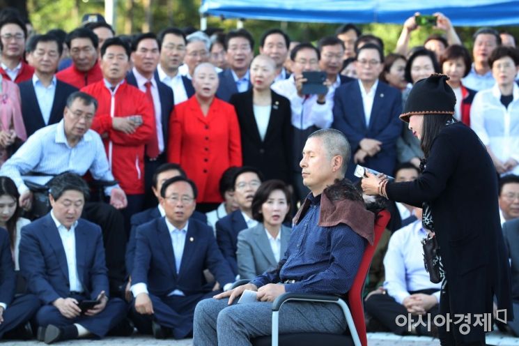 한국당 정치인은 왜 머리를 깎을까…‘삭발의 정치학’