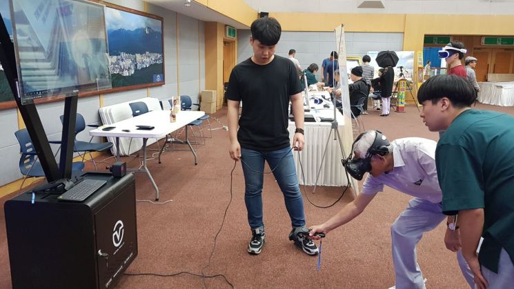 지난해 진행된 도봉구 IT어울림 한마당 행사에서 어르신이 가상형실 VR 체험을 하고 있는 모습
