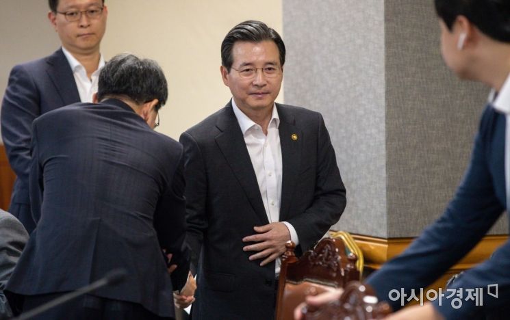 [포토]참석자들과 악수하는 김용범 1차관