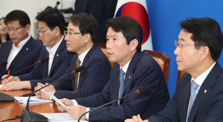 민주 "한국당, 억지부리고 있다…황교안 삭발 뜬금없어"