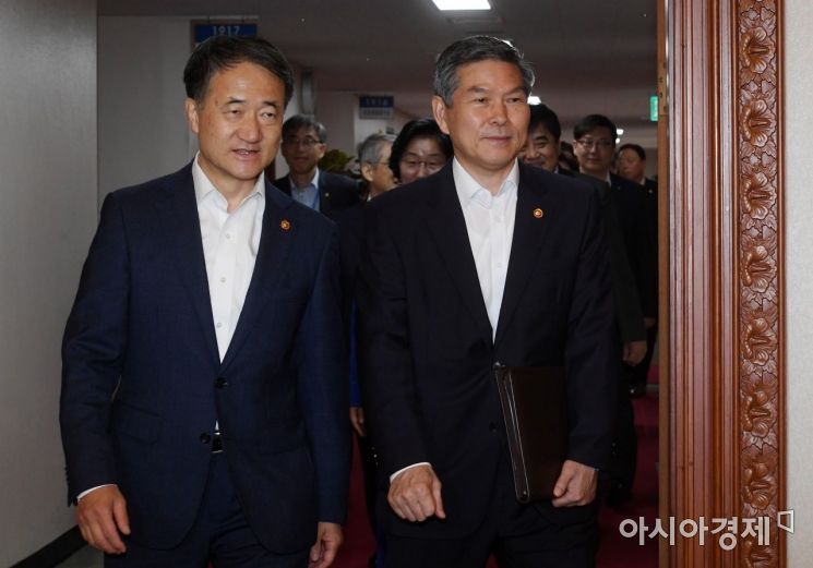 [포토] 국무회의 참석하는 박능후-정경두 장관