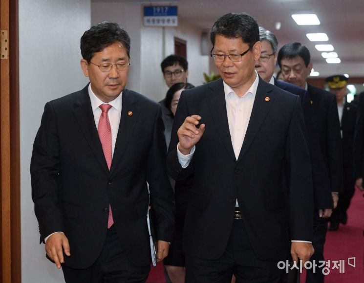 [포토] 국무회의 참석하는 박양우-김연철 장관
