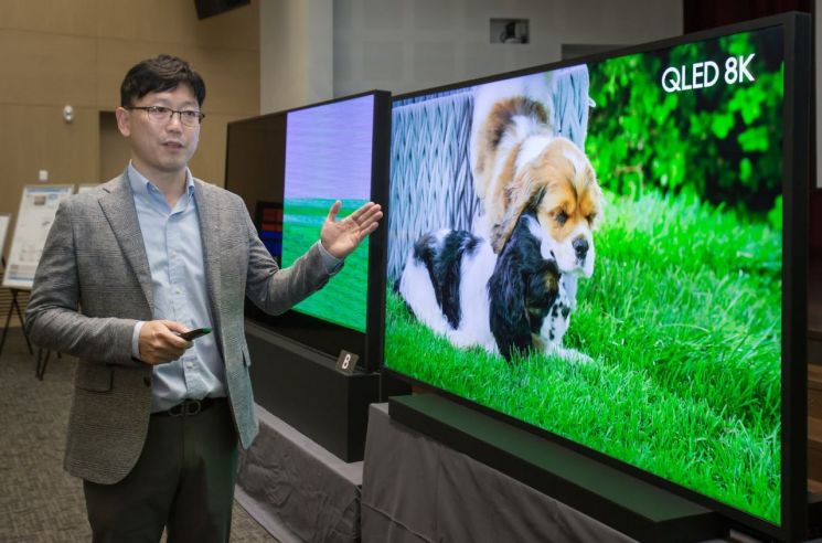 용석우 삼성전자 영상디스플레이사업부 상무가 자사 8K TV와 LG전자의 제품을 비교하면서 화질 차이를 설명하고 있다.