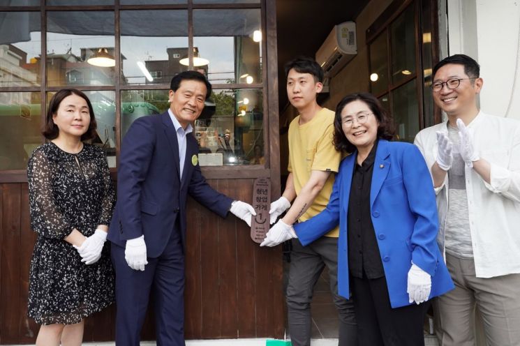 불법유해업소 폐업 공간에 첫 번째 청년창업가게가 입점한 것을 기념해 사진을 찍고 있는 청년대표와 이승로 성북구청장(왼쪽에서 두 번째)