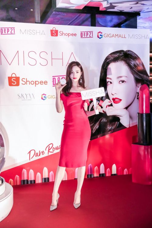 지난 7일 미샤 베트남 브랜드 리론칭 행사에 참석한 미샤 모델 나나가 포즈를 취하고 있다. 사진=에이블씨앤씨