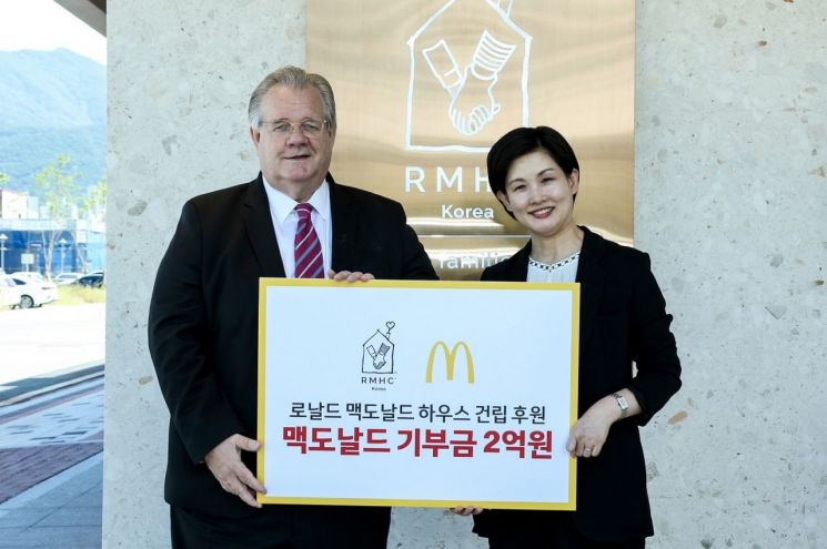 한국 RMHC의 최대 후원사인 한국맥도날드의 조주연 사장(오른쪽)이 제프리 존스 한국 RMHC 회장에게 기부금을 전달하고 있다.