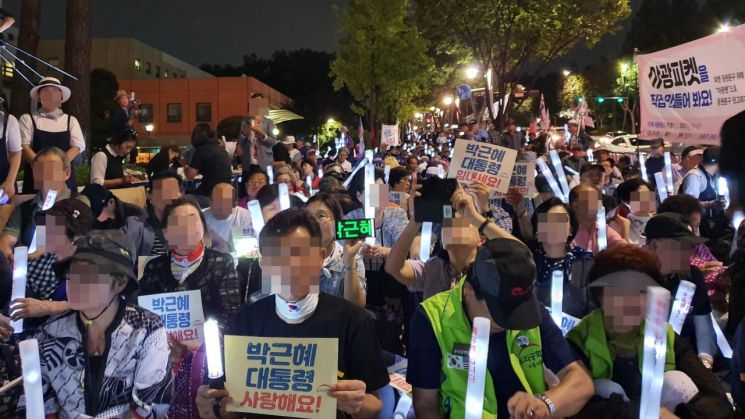 병원앞 몰려든 박근혜 전 대통령 지지자들…불안한 환자·주민들