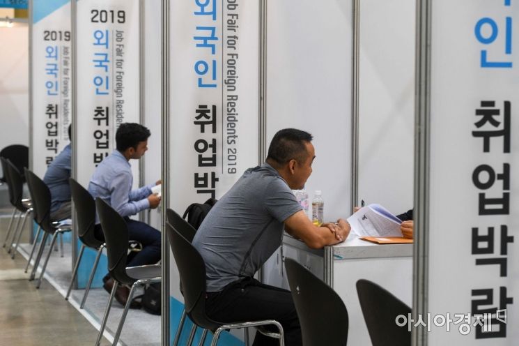 [포토]현장면접하는 외국인 구직자들