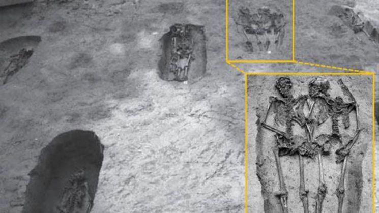 사진은 '모네다의 연인'으로 알려진 한 쌍의 고대 해골/사진=영국 매체 'skynews' 캡처