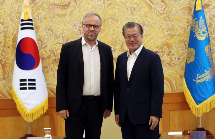 文대통령 "극단 대립·증오와 혐오·허위정보, 공정한 언론 해쳐"