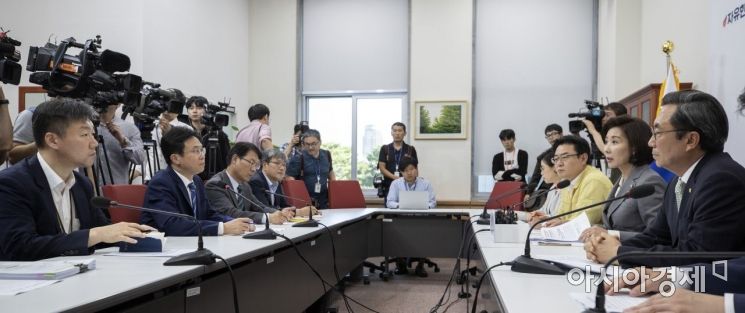 [포토] 아프리카돼지열병 보고 받는 나경원