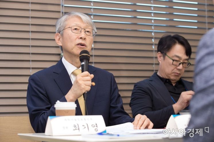 최기영 과학기술정보통신부 장관이 18일 오후 서울 송파구 텔레칩스에서 열린 간담회에 참석해 인사말을 하고 있다.