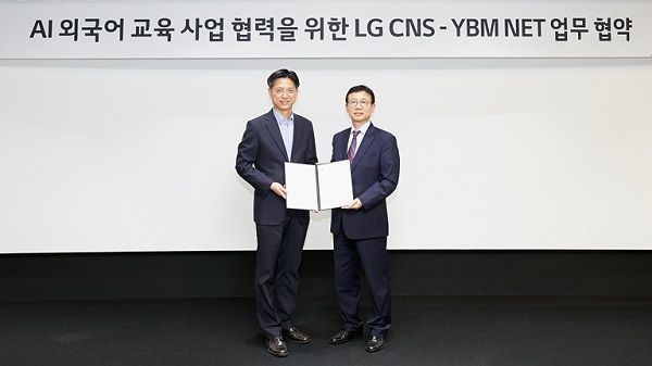 김은생 LG CNS Customer D&A 사업부 부사장과 오재환 YBM NET 대표이사(왼쪽부터)