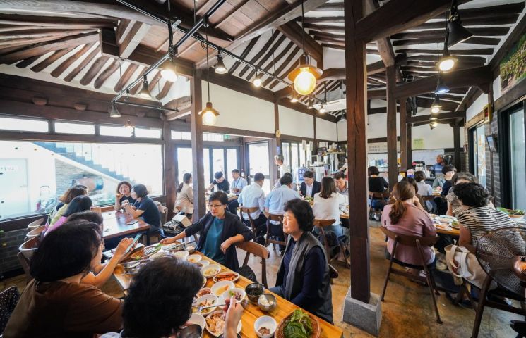 ▲ 점심식사를 위해 찾은 주민들로 붐비고 있는 전남 순천시 마을카페 '청수정'. (제공: 순천시)