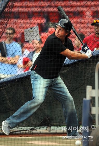 필 미컬슨이 2011년 뉴욕 양키스-보스턴 레드삭스전에 앞서 타격 훈련을 하고 있다.