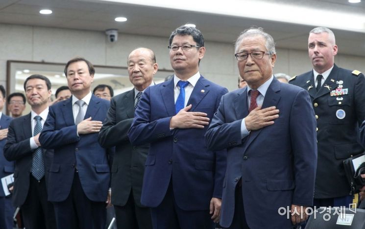 [포토]국민의례하는 김연철 통일부 장관